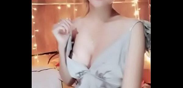  Em gái Thái Lan show ngực trên livestream Uplive